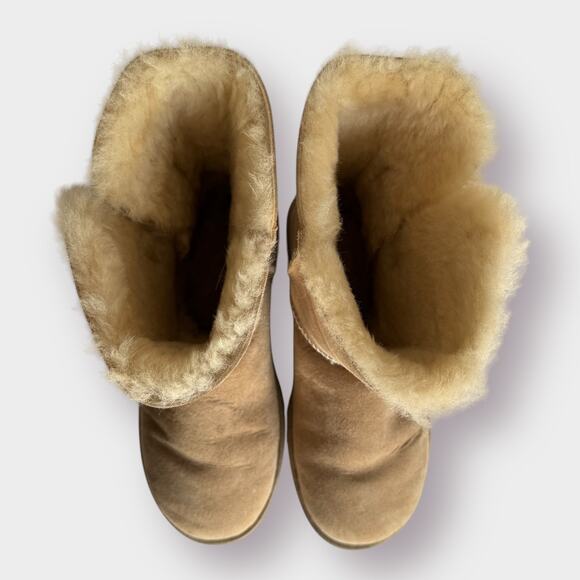 UGG‎ Australia Boots with Bailey Button - Picture 5 of 12